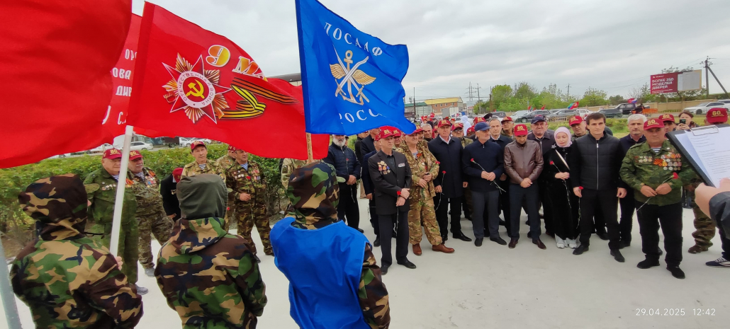 Курсанты Хасавюртовской АШ встретили участников республиканского автопробега 2 img 20250430 wa0005