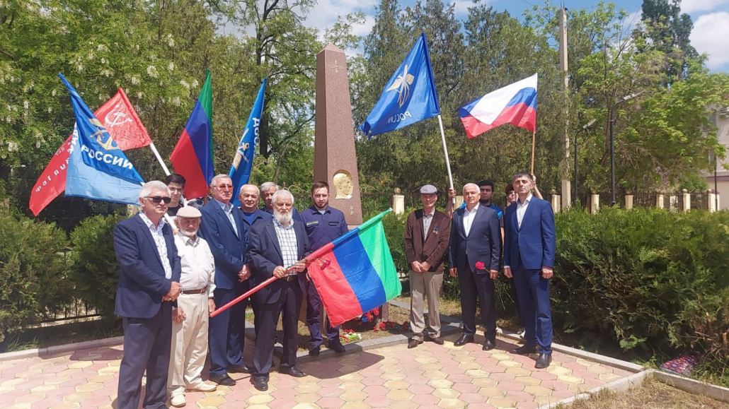 Курсанты Буйнакской АШ посетили могилу Героя Советского Союза Ю.Акаева 2 img 20250509 wa0307