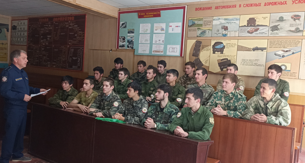 Курсантам Кизлярской АШ рассказали о роли России в современном мире 2 img 20250620 093524