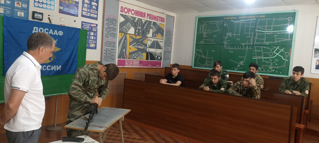 С курсантами Кизлярской АШ провели занятия по разборке и сборке автомата АК-74 3 img 20250708 090444