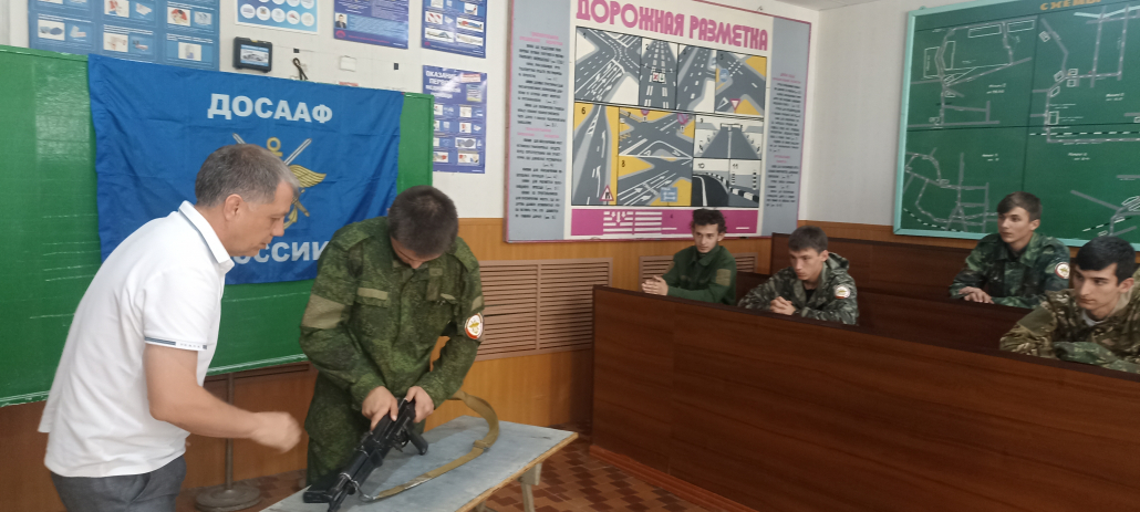 С курсантами Кизлярской АШ провели занятия по разборке и сборке автомата АК-74 4 img 20250708 090806