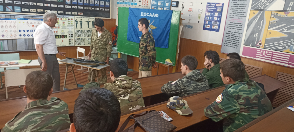 С курсантами Кизлярской АШ провели занятия по разборке и сборке автомата АК-74 5 img 20250708 091136