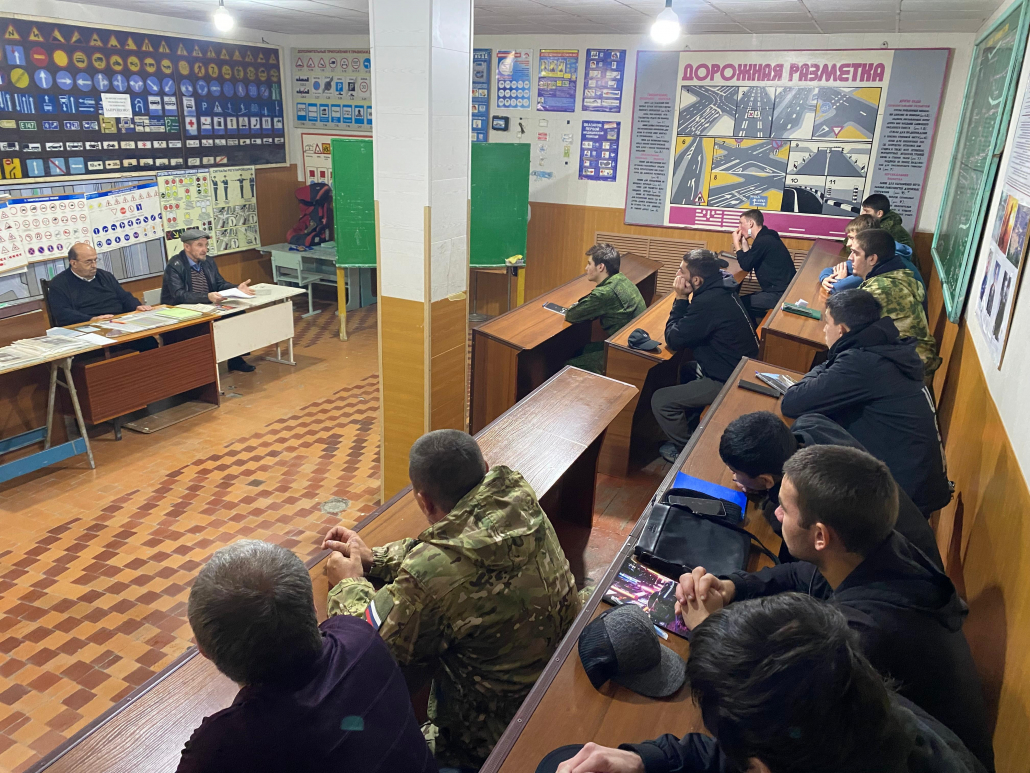 Кизлярская автошкола провела мероприятие с курсантами железнодорожным правилам 3 img 20251021 wa0046