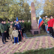 Курсанты автошколы ДОСААФ г. Буйнакска и юнармейцы у могилы Героя Советского Союза Ю.А. Акаева 1 img 20251119 wa0078 1