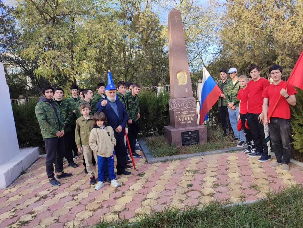 Курсанты автошколы ДОСААФ г. Буйнакска и юнармейцы у могилы Героя Советского Союза Ю.А. Акаева 2 img 20251119 wa0078