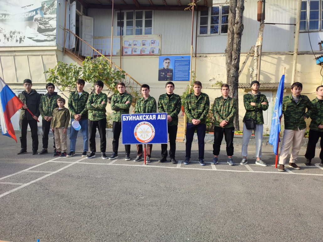 Курсанты автошколы ДОСААФ г. Буйнакска и юнармейцы у могилы Героя Советского Союза Ю.А. Акаева 3 img 20251120 wa0051 3