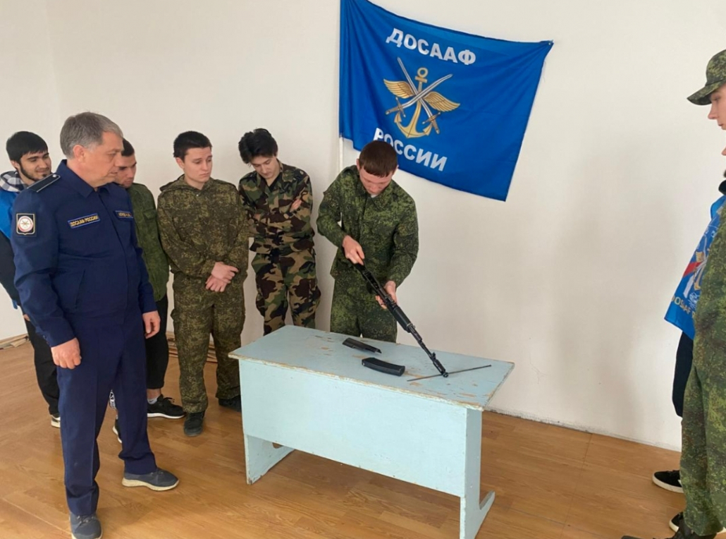 В Кизлярской автошколе прошел мастер класс по разборке и сборке автомата АК-74 2 screenshot 2025 11 20 10 26 46 369 com.whatsapp