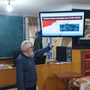 В Буйнакской автошколе проели еженедельный обзор хода выполнения задач СВО и героизма участников боевых действий. 1 20260327 133906 1