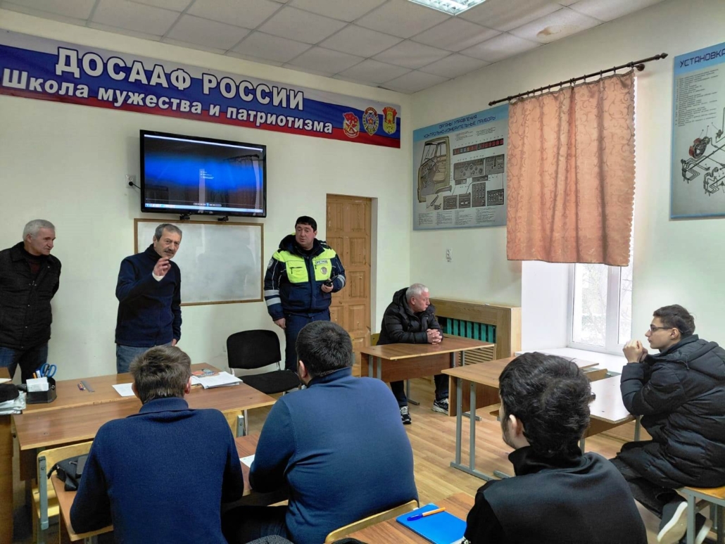 Встреча сотрудника ГИБДД с курсантским составом Дербентской АШ ДОСААФ России в целях предупреждения нарушений в сфере безопасности дорожного движения. 2 img 20260217 wa0011