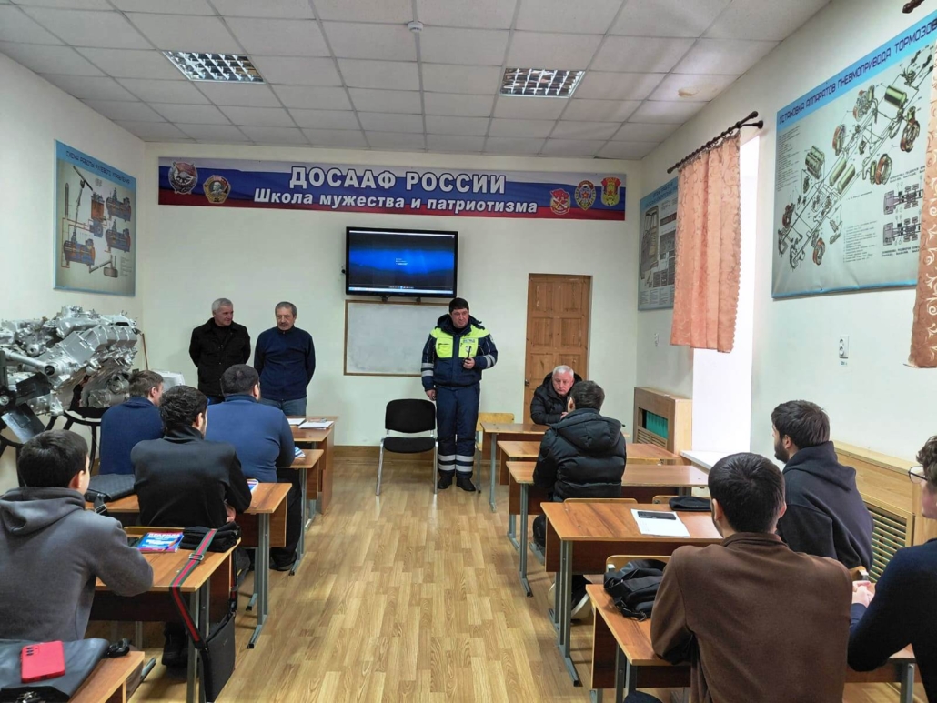 Встреча сотрудника ГИБДД с курсантским составом Дербентской АШ ДОСААФ России в целях предупреждения нарушений в сфере безопасности дорожного движения. 3 img 20260217 wa0012