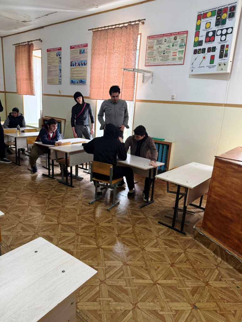 В Дербентской автошколе ДОСААФ России провели соревнования по армрестлингу. 2 f11 14.04.2026 armrestling