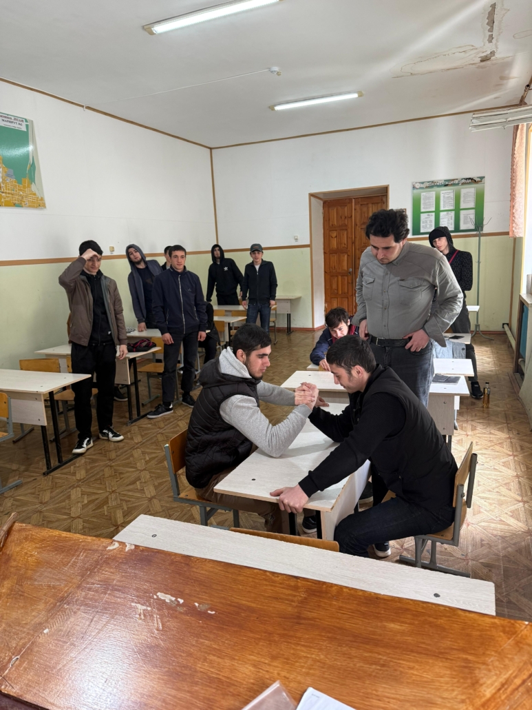 В Дербентской автошколе ДОСААФ России провели соревнования по армрестлингу. 3 f15 14.04.2026 armrestling